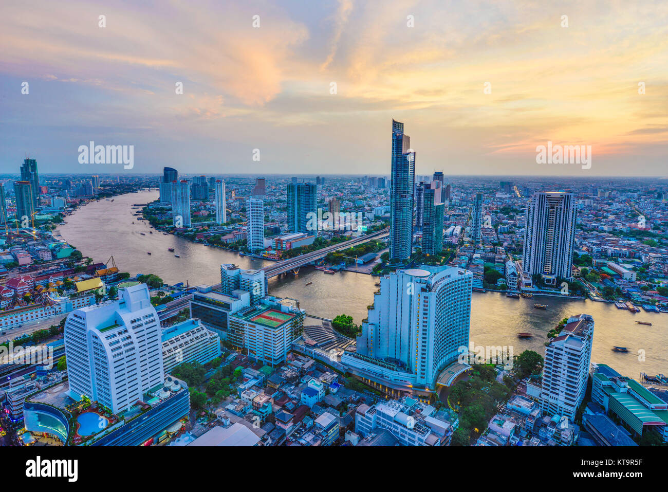 Bangkok River View bei Sonnenuntergang mit modernen business Gebäude entlang der Fluss Chao Phraya, Thailand Stockfoto