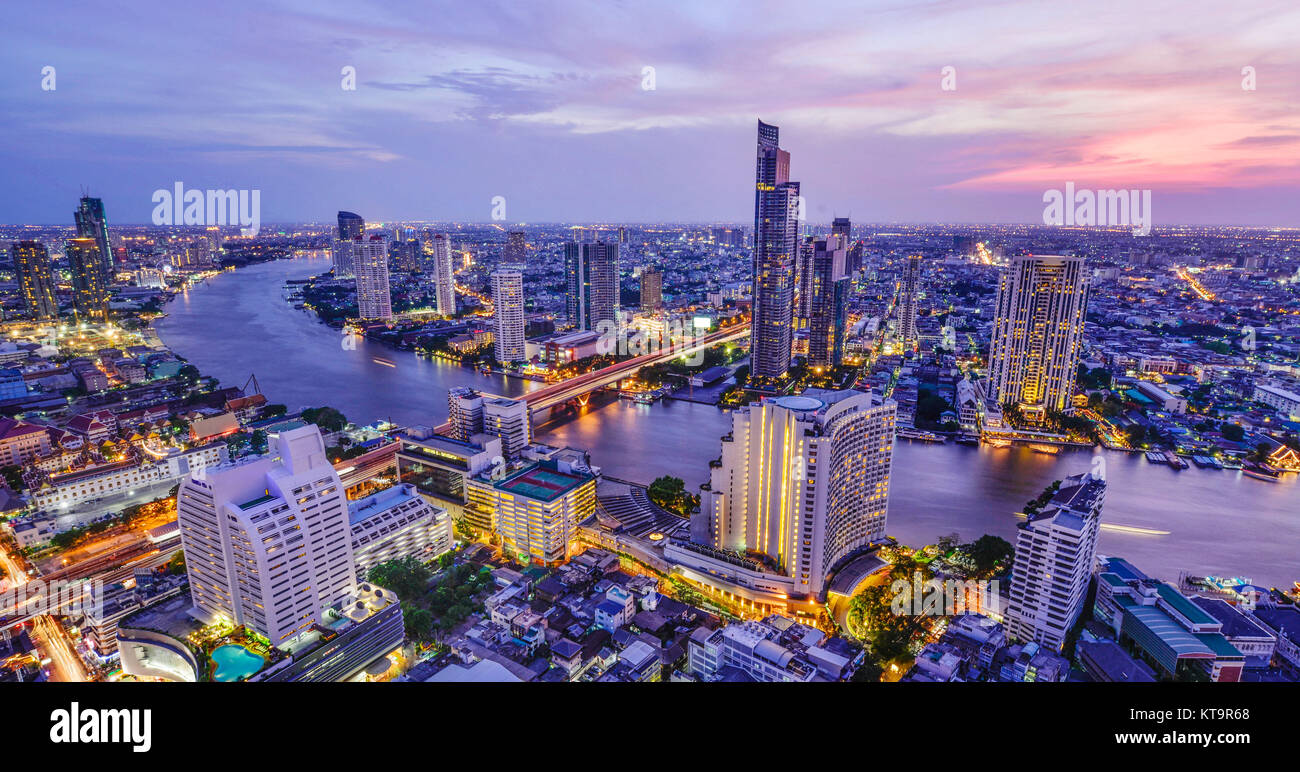 Bangkok River View bei Sonnenuntergang mit modernen business Gebäude entlang der Fluss Chao Phraya, Thailand Stockfoto