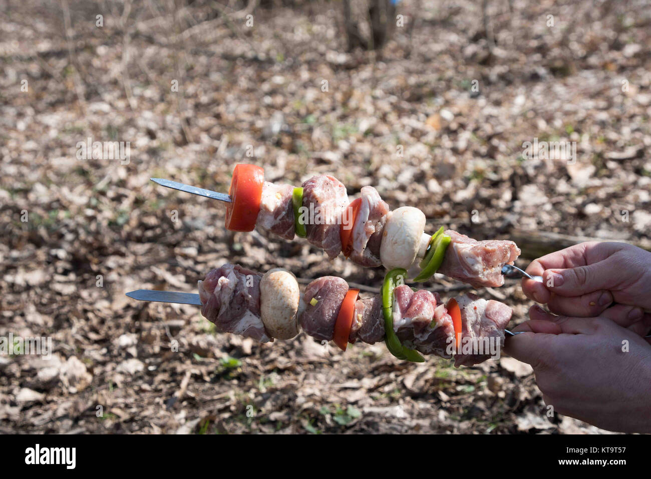 Saftige Scheiben von Fleisch mit Soße vorbereiten auf Feuer Stockfoto