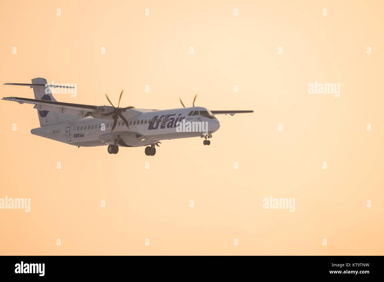 Nowosibirsk, Russland - Dezember 14, 2017: UTair ATR-72 kommt im Morgengrauen zu landen Stockfoto