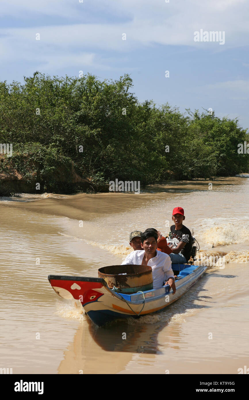 Kanu auf dem Kanal zu mir herunter Chrey schwimmenden Dorf auf Tonlé Sap See, Ek Phnom, in Battambang, Kambodscha Stockfoto