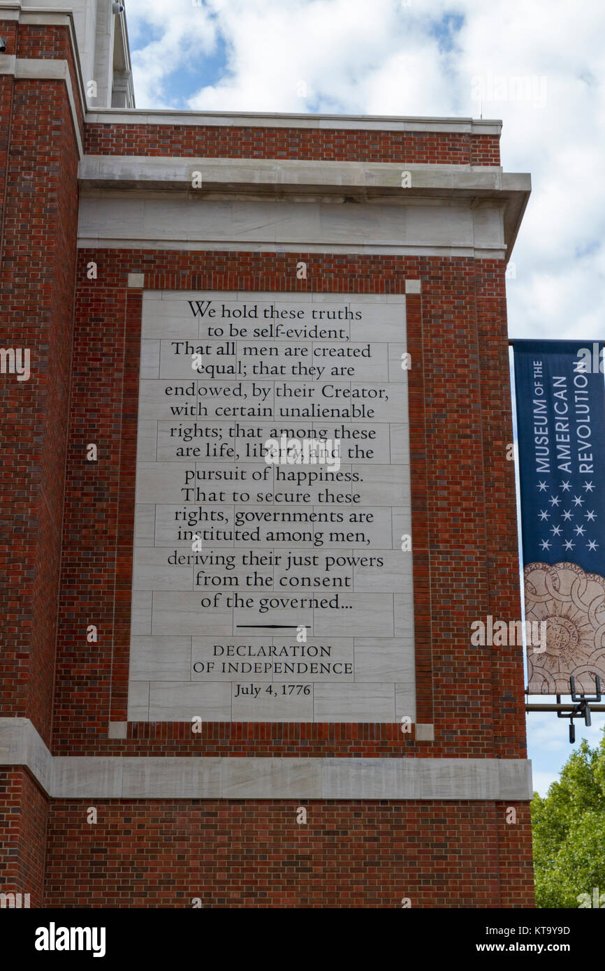 Wandpaneele mit dem zweiten Absatz der Erklärung der Unabhängigkeit, Museum der Amerikanischen Revolution, Philadelphia, Pennsylvania, United States. Stockfoto