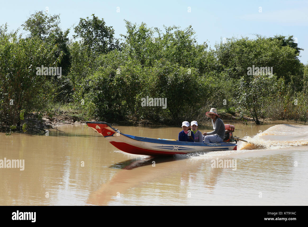 Kanu auf dem Kanal zu mir herunter Chrey schwimmenden Dorf auf Tonlé Sap See, Ek Phnom, in Battambang, Kambodscha Stockfoto