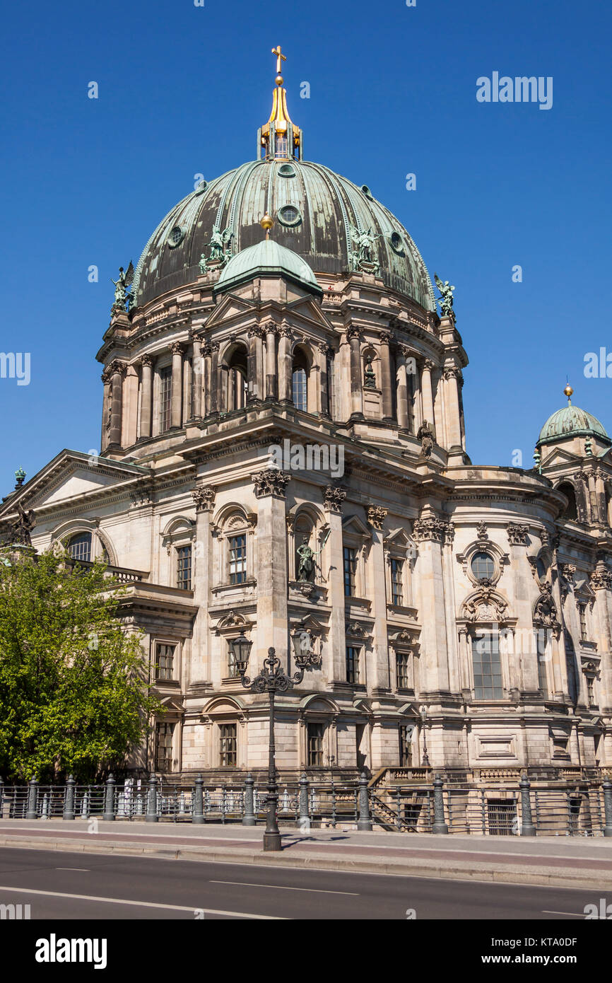 Der Berliner Dom von der Straße aus gesehen, mit Hauptkuppel, Kuppellaterne und vergoldetem Kuppelkreuz. Stockfoto