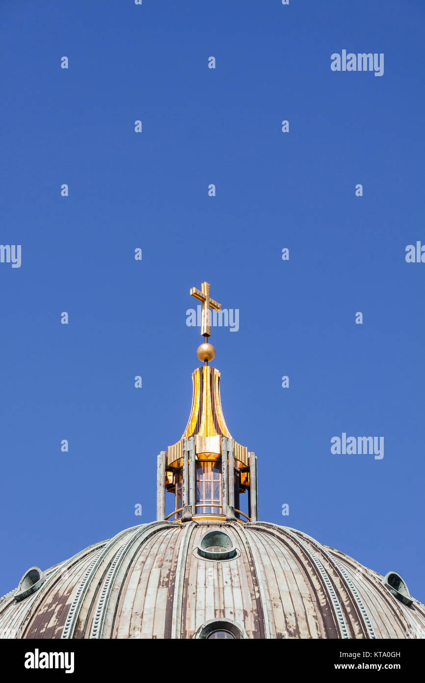 Hauptkuppel des Berliner Doms mit vergoldetem Abschlusskreuz Stockfoto