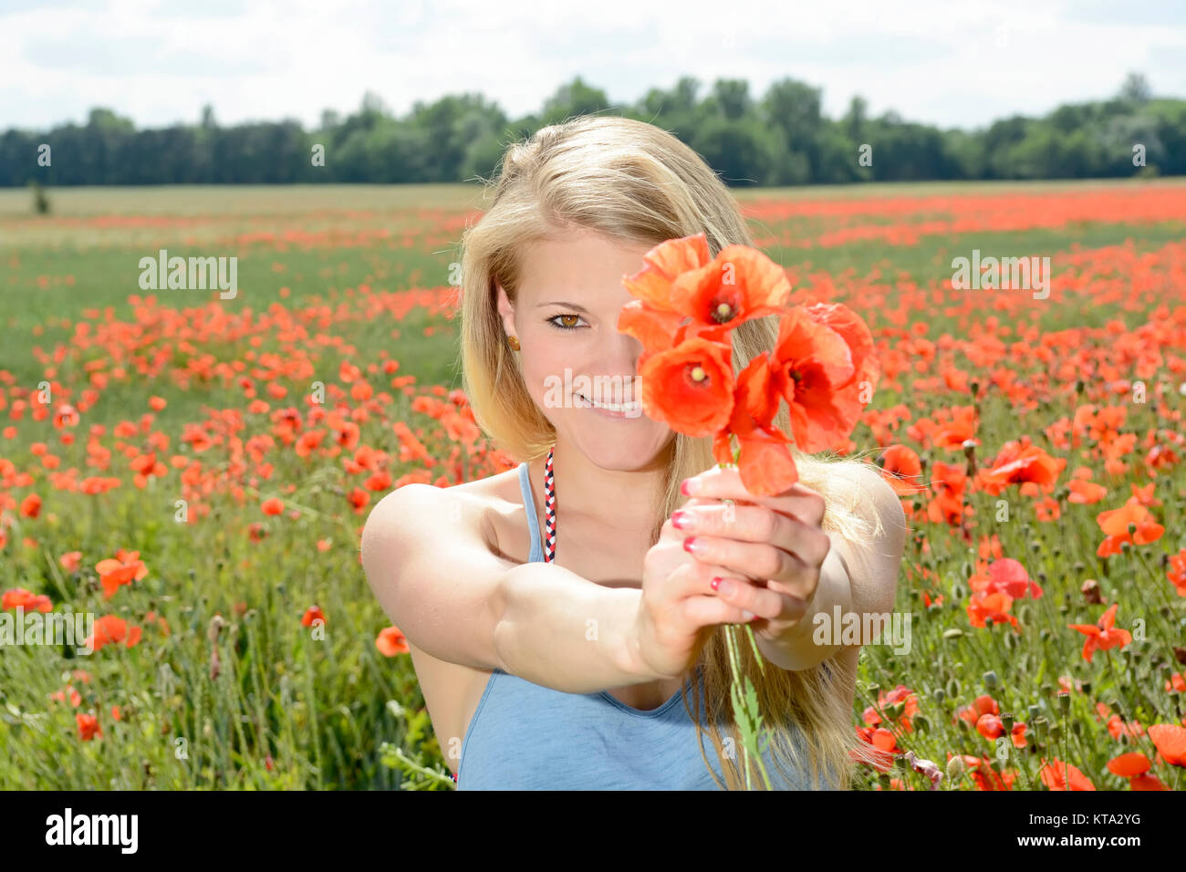 Frau im Mohnfeld Stockfoto