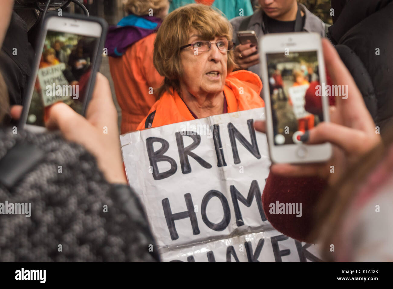 Menschen video Freude Hurcombe, Speichern Shaker Aamer Kampagne, auf ihren Telefonen, wie sie von TV interviewt wird auf dem 5000 Tag der illegalen Haft Shaker Aamer in Guantanamo, Demonstranten sagen "Kein Tag mehr'. Stockfoto