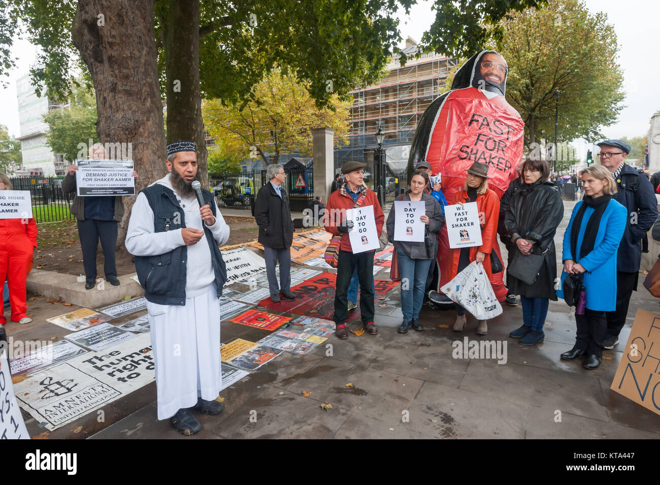 Scheich Sulaiman Ghani, der Imam der Tooting Islamische Zentrum spricht auf der 5000 Tag der illegalen Haft Shaker Aamer in Guantanamo. Die Demonstranten sagen "Kein Tag mehr'. Stockfoto