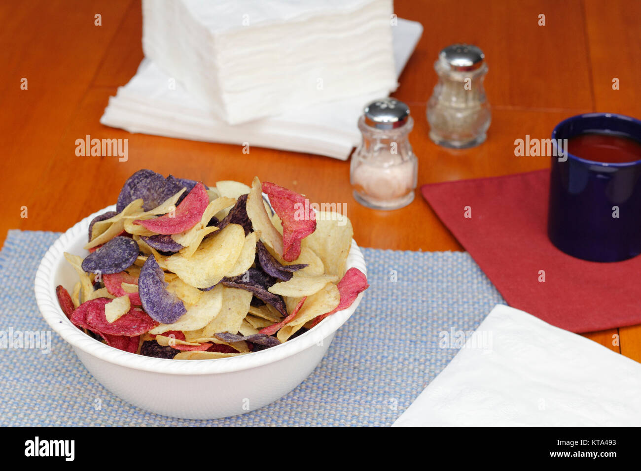 Rote, weiße und blaue Kartoffelchips Stockfoto