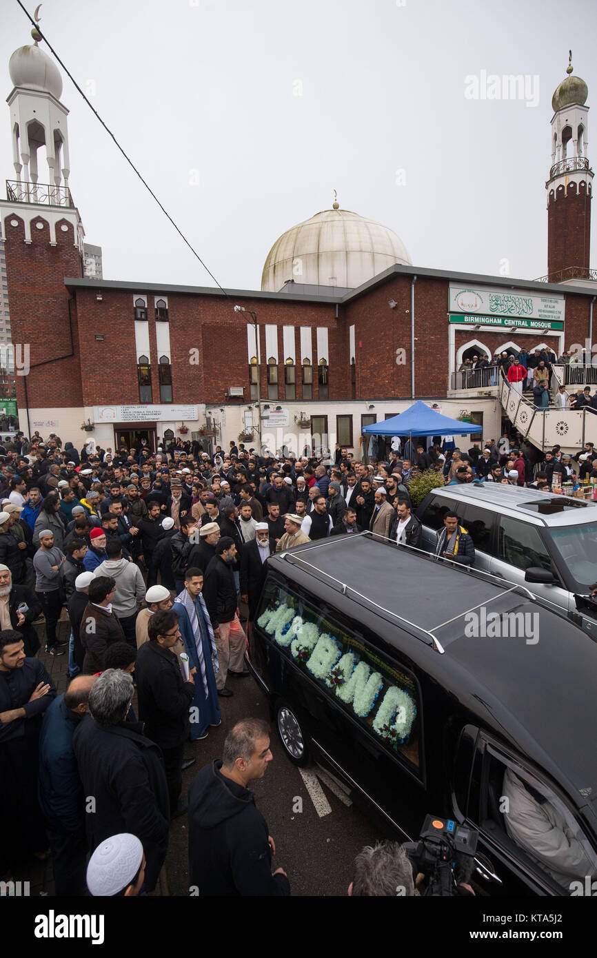 Ein leichenwagen Durchführung der Sarg von imtiaz Mohammed verlässt Birmingham Central Moschee nach der Beerdigung der Taxifahrer, der in einem multi-Car Crash in Birmingham getötet wurde. Stockfoto