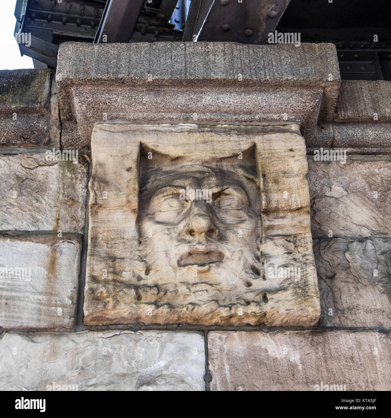 Berlin Schöneberg, Bülowstraße, Geschnitztem Gesicht skulpturale Detail auf Viadukt von Bahnhof an der Linie U2. Stockfoto