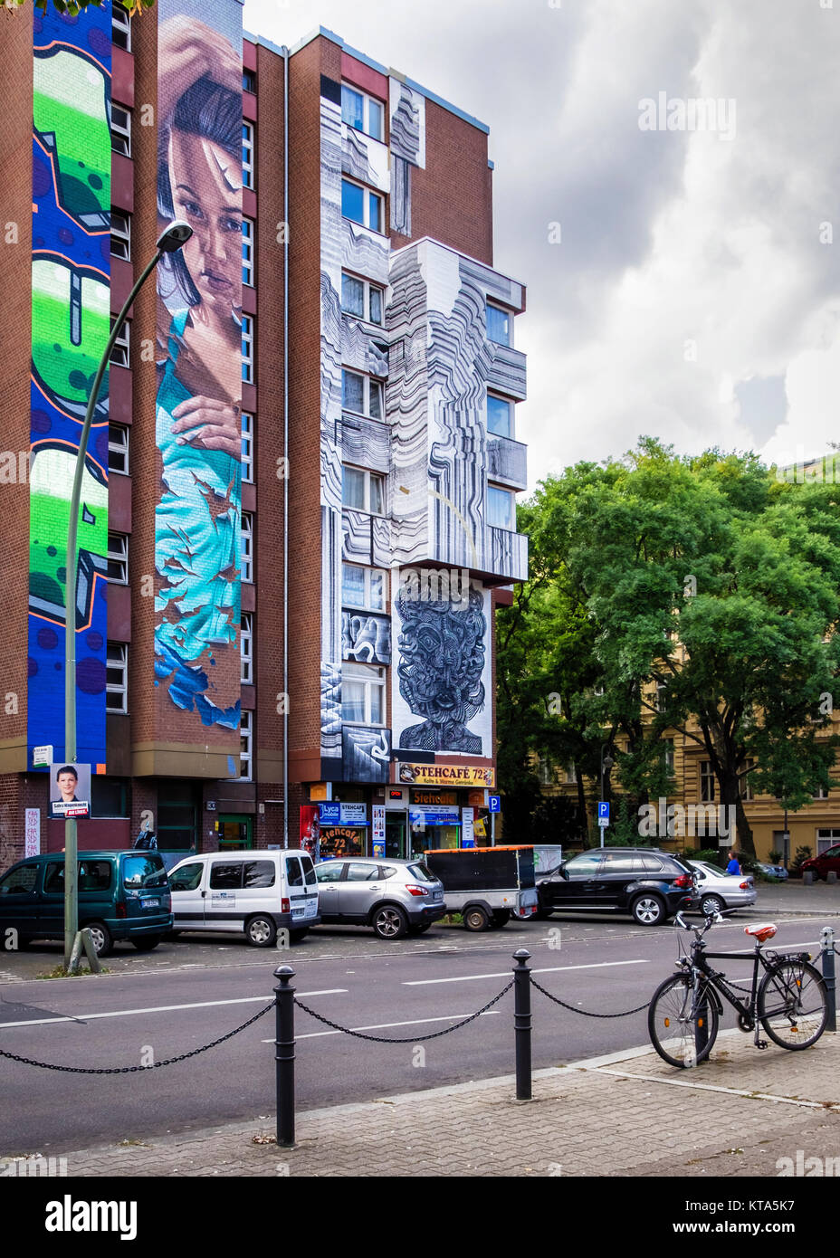 Berlin, Schöneberg, URBAN NATION artproject fördert Künstler auf der Straße Gebäude in der Bülowstraße in der Nähe der erste Berliner street art museum zu verzieren Stockfoto