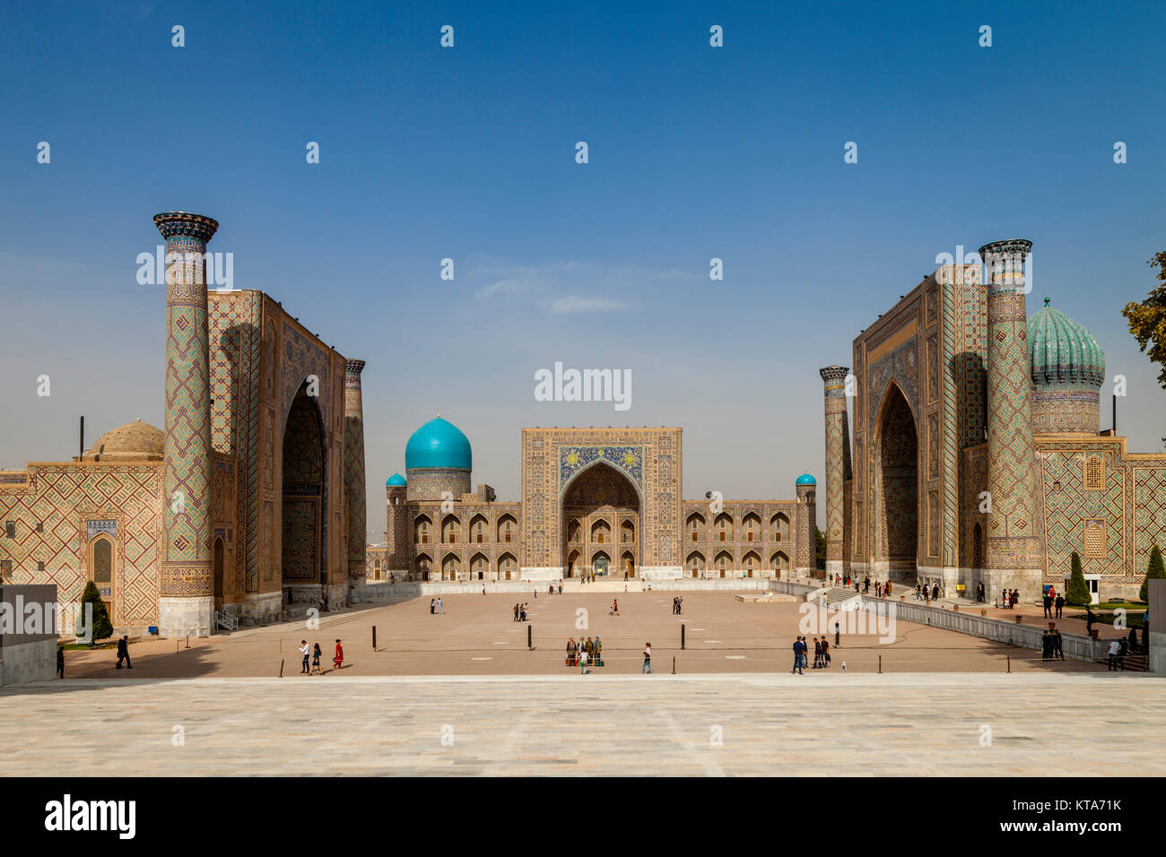 Der Registan, von der Aussichtsplattform, Samarkand, Usbekistan fotografiert. Stockfoto