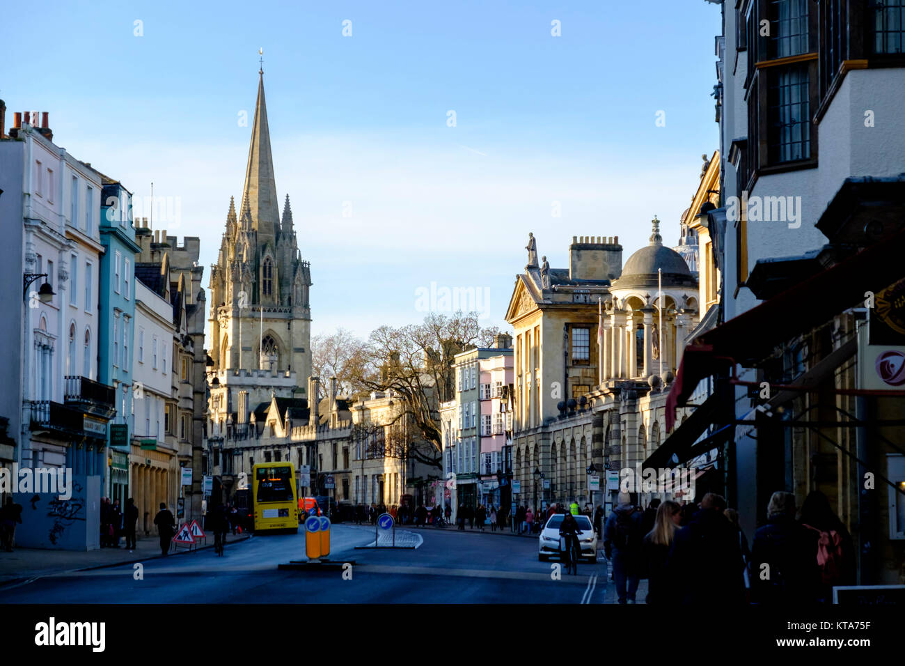 Rund um die Universität von Oxford Dezember High Street 2017 Stockfoto