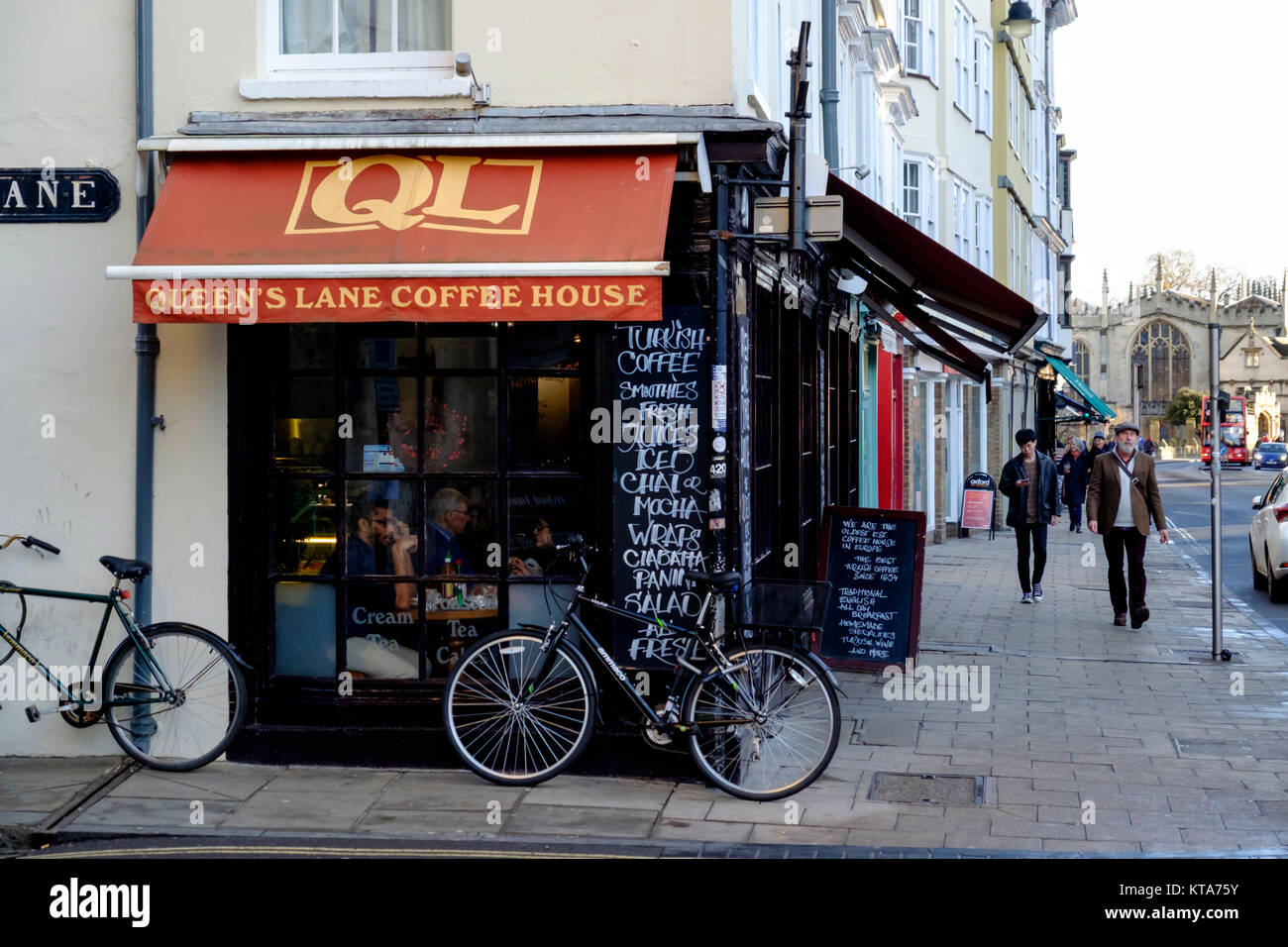 Rund um die Universität von Oxford Dezember 2017 Queens Lane Coffee House Stockfoto