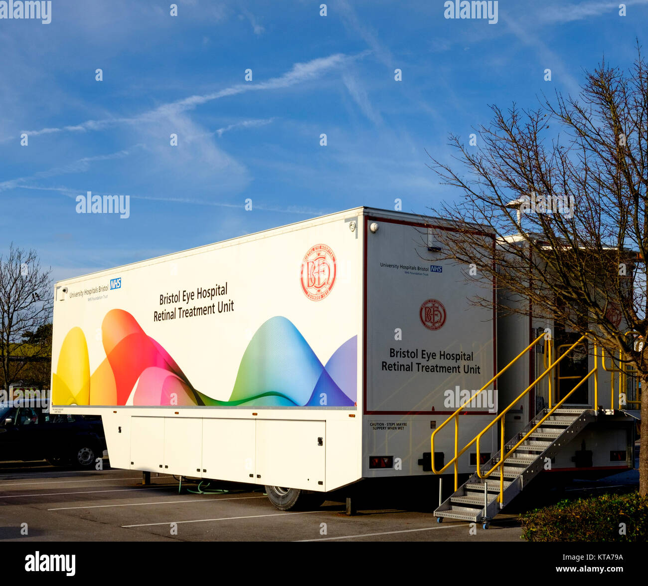 Bristol Eye Hospital mobile Retinalen Bestrahlungsgerät, in Morrisons Parkplatz abgestellt, Cribbs Causeway Stockfoto