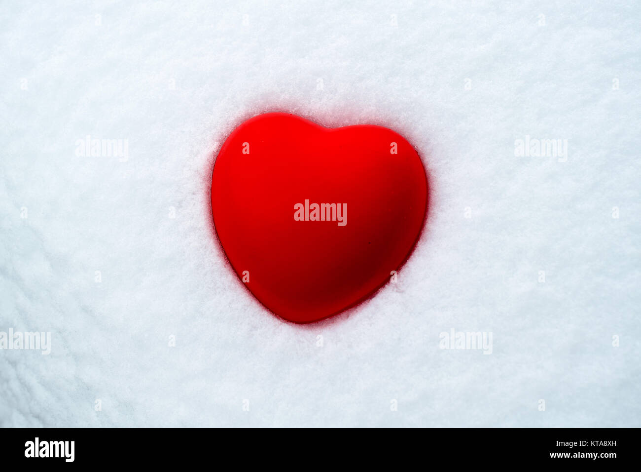 Rotes Herz Form im Schnee, isoliert Stockfoto
