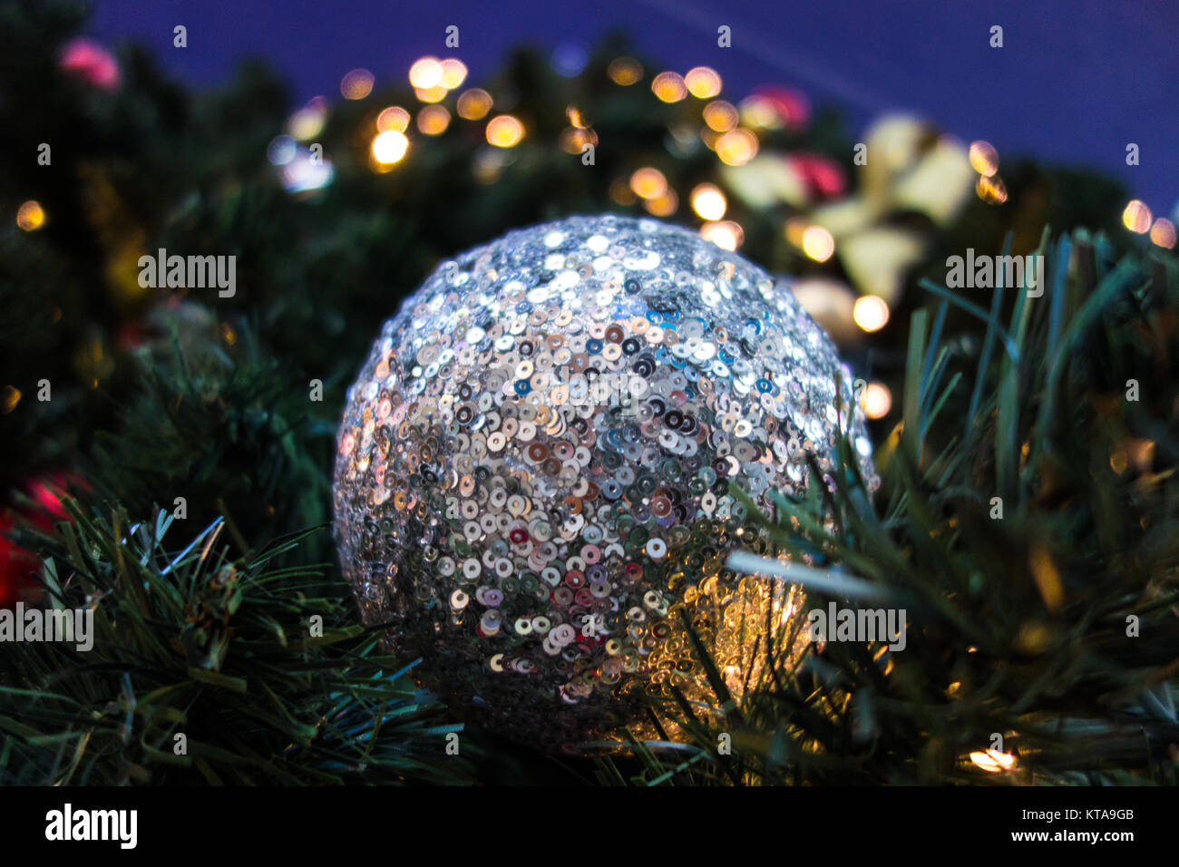 Close-up Christmas Ball am Weihnachtsbaum Stockfoto