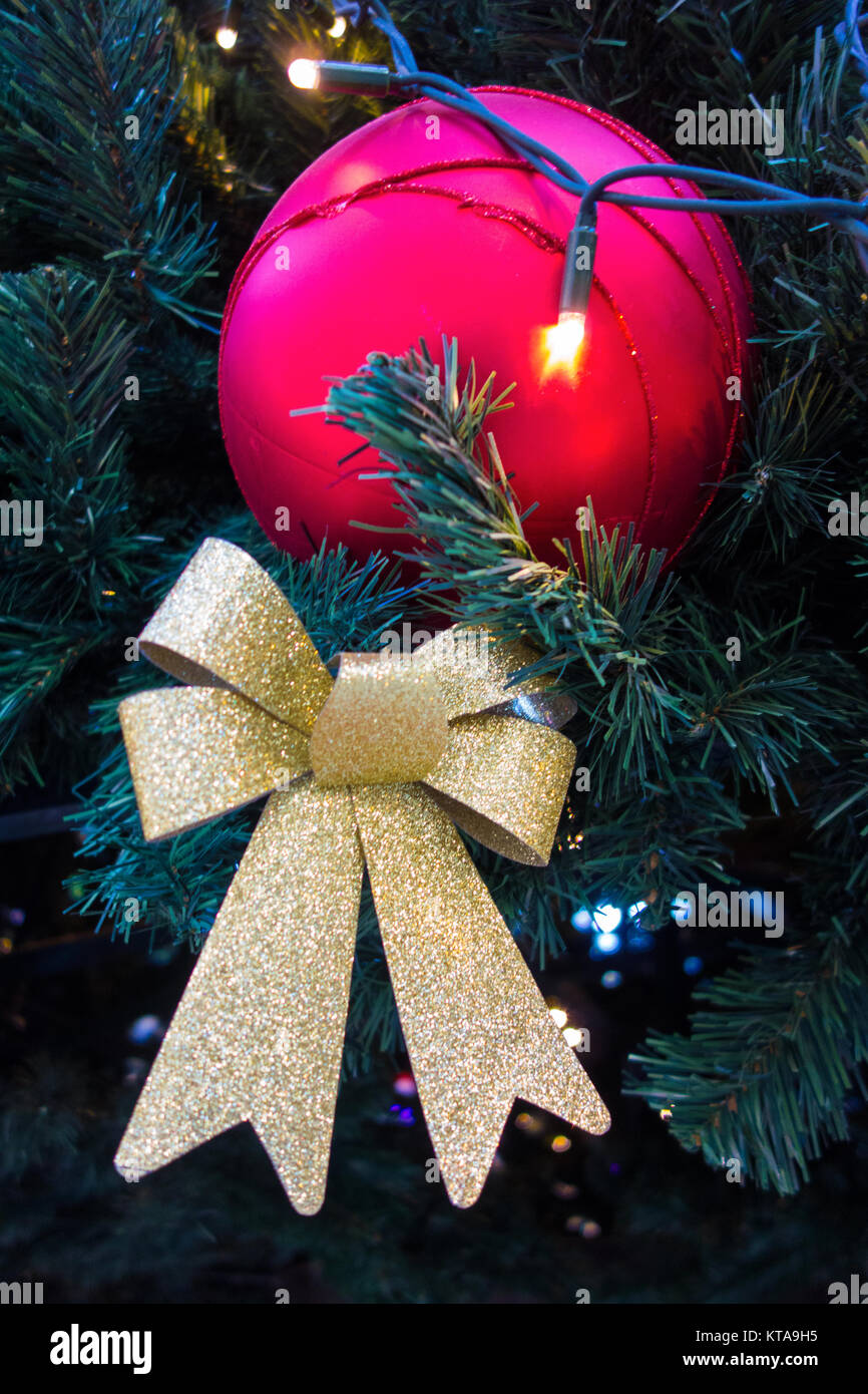 Goldband, und rote Kugel auf Weihnachtsbaum Stockfoto