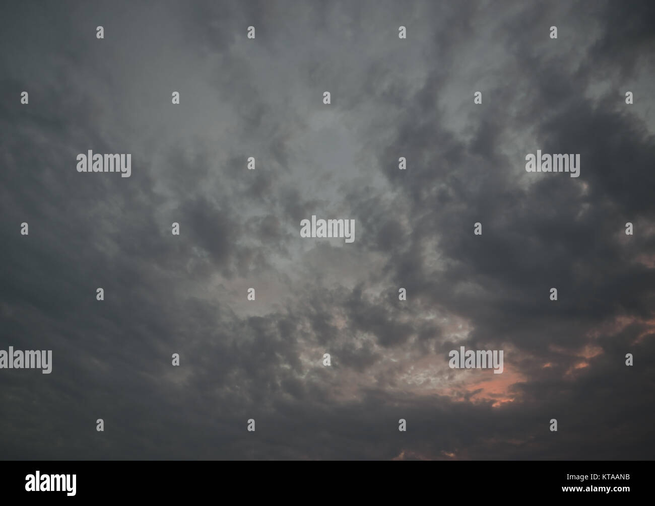 Sonnenuntergang an einem regnerischen Tag Stockfoto