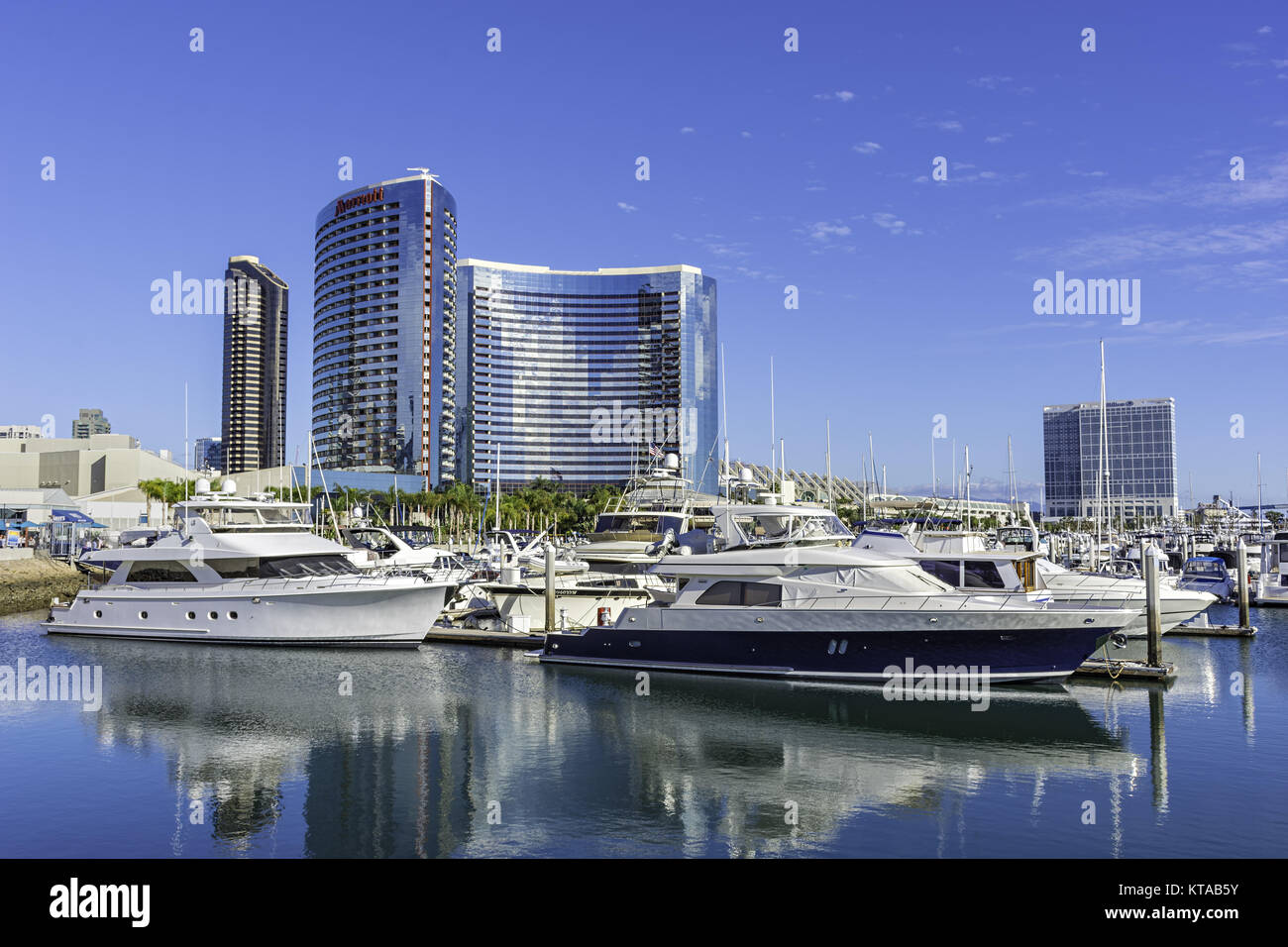SAN DIEGO, CLAIFORNIA USA - NOVEMBER 5, 2017: Luxus Yachten in Embarcadero Marina in der Nähe von Seaport Village in San Diego Bay mit den San Diego Skyline und Stockfoto