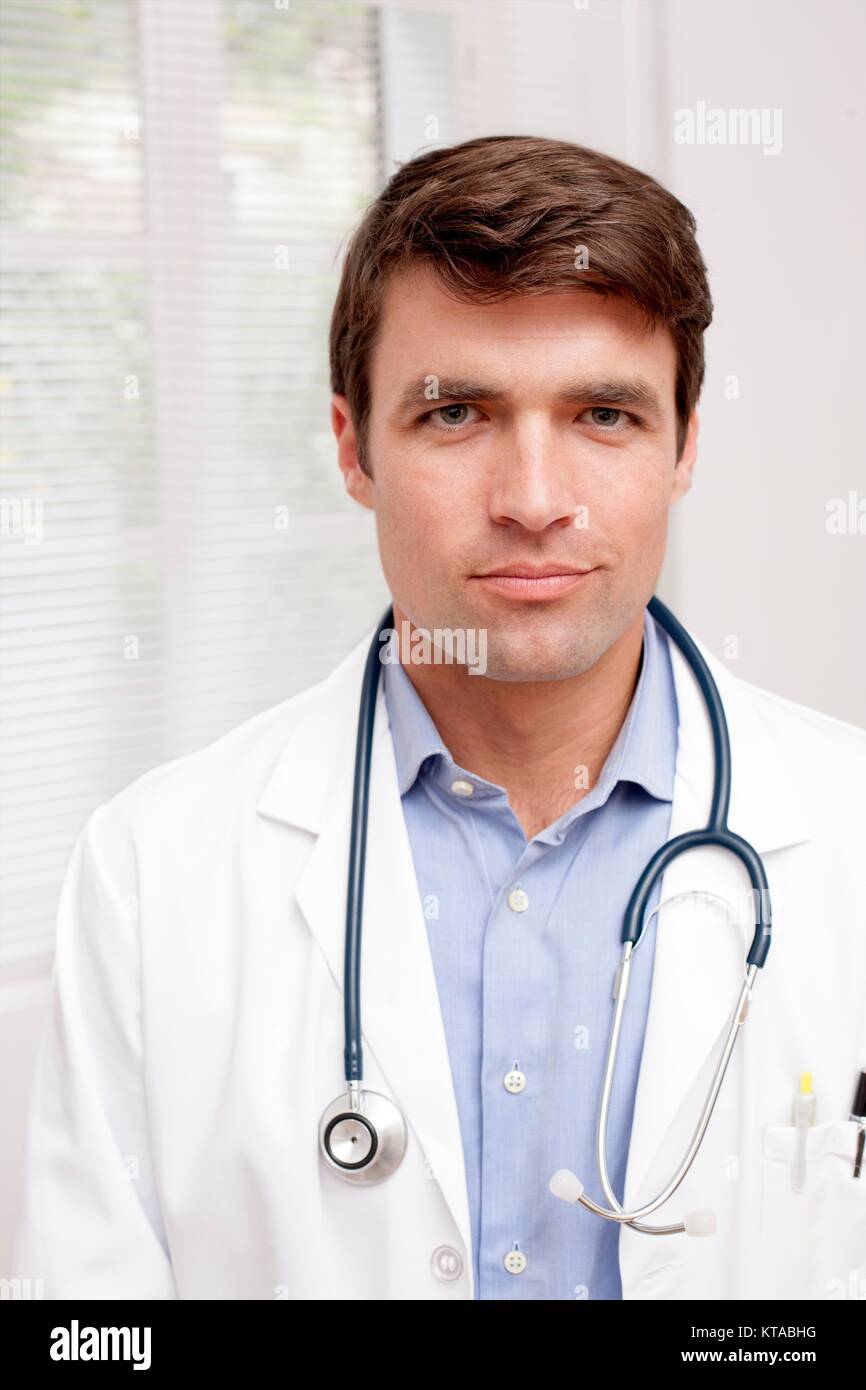 Männlicher Arzt in Uniform auf Kamera, Portrait. Stockfoto