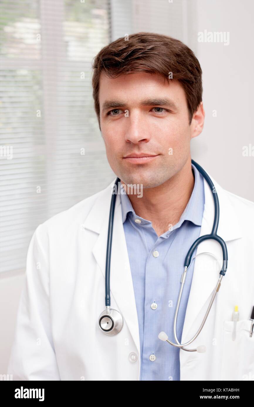 Männlicher Arzt in Uniform suchen, Portrait. Stockfoto
