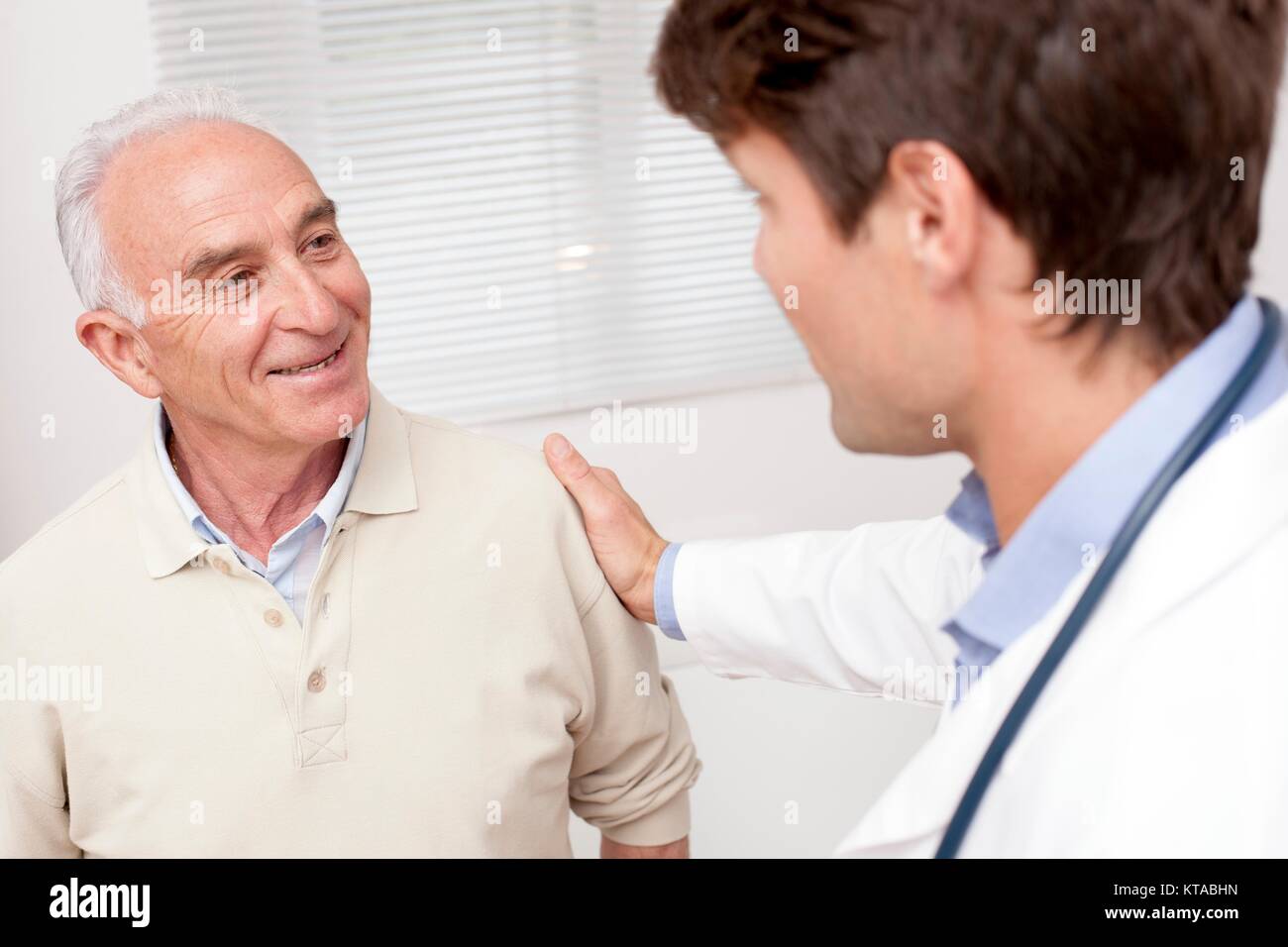 Männlicher Arzt mit älteren männlichen Patienten. Stockfoto