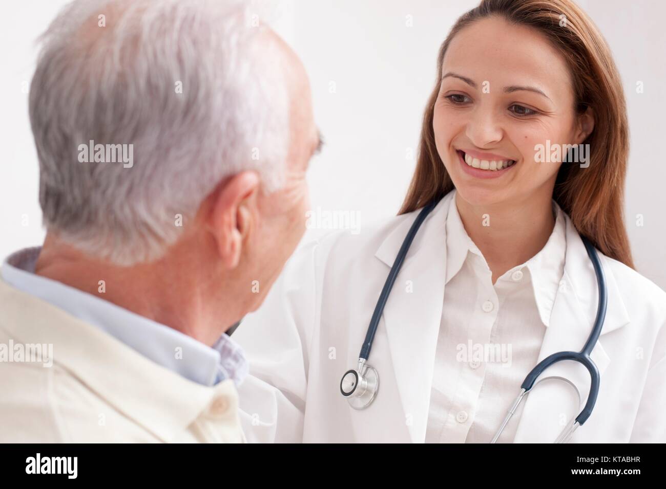 Ärztin mit älteren männlichen Patienten. Stockfoto