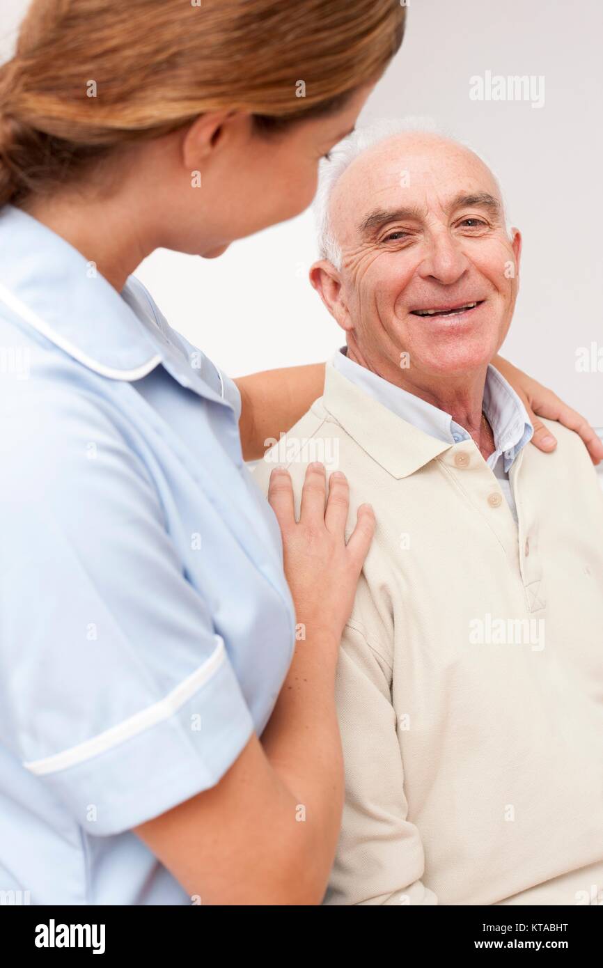 Weibliche Krankenschwester mit älteren männlichen Patienten. Stockfoto