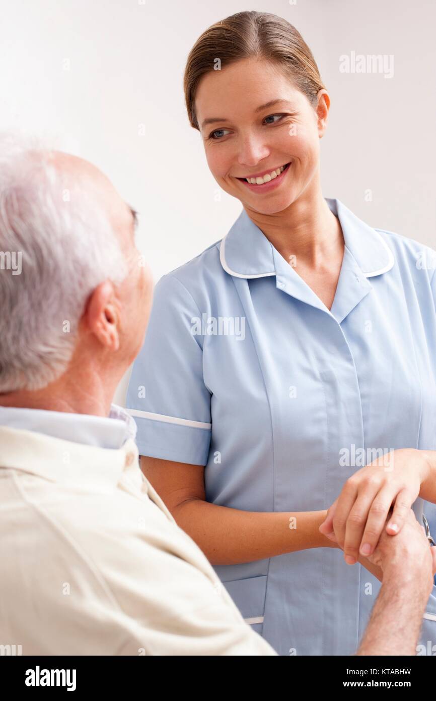 Weibliche Krankenschwester mit älteren männlichen Patienten. Stockfoto