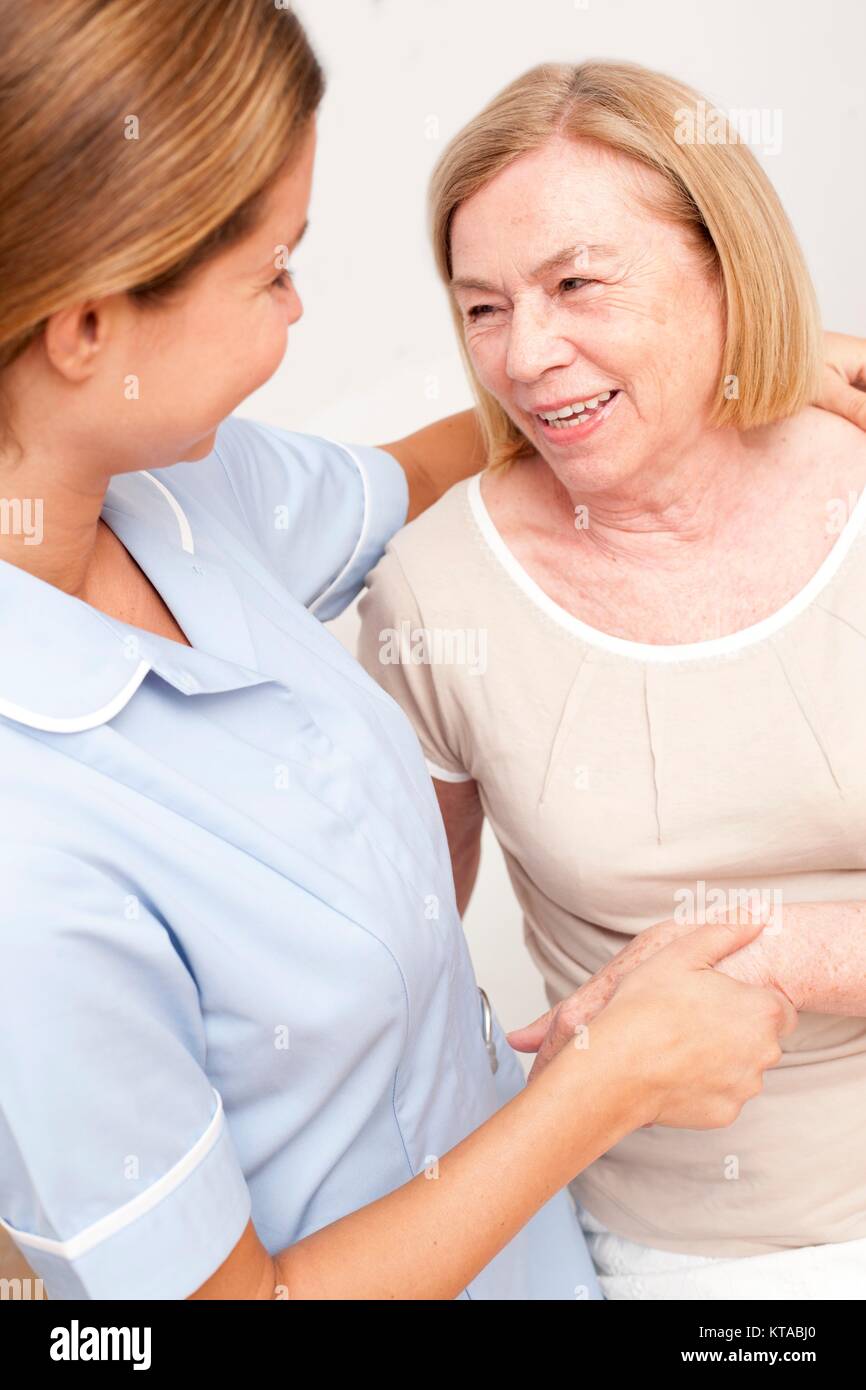Weibliche Krankenschwester mit älteren weiblichen Patienten. Stockfoto