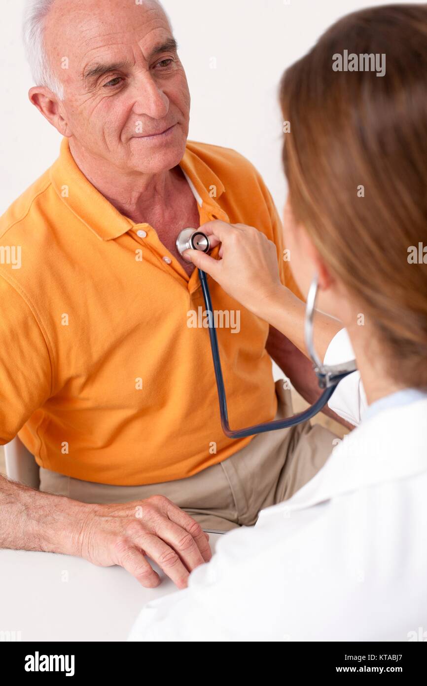 Weibliche Arzt hören auf den Brustbereich des älteren männlichen Patienten mit Stethoskop. Stockfoto