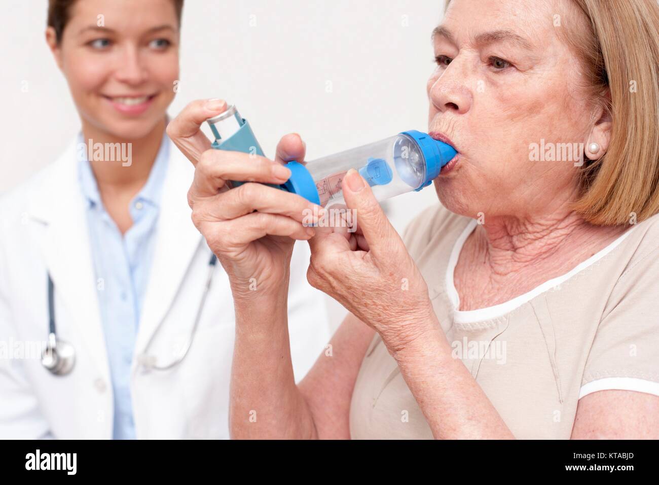 Ältere Frau mit einem Inhalator, Krankenschwester zu beobachten. Stockfoto