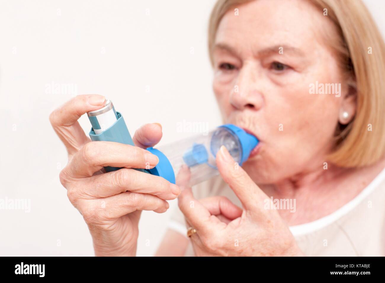 Ältere Frau mit einem Inhalator. Stockfoto