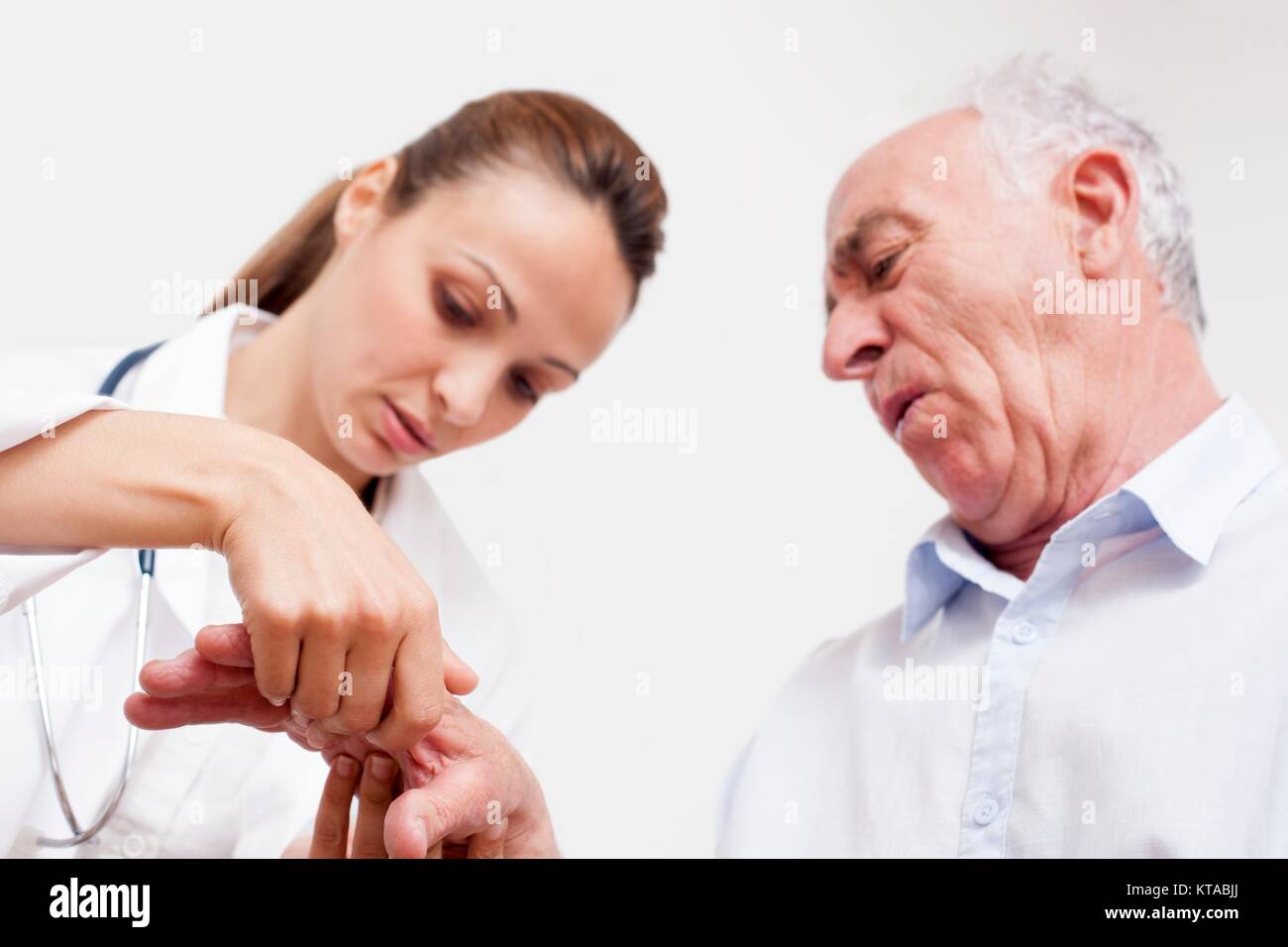 Krankenschwester Kontrolle hand Gelenke des älteren Mannes. Stockfoto