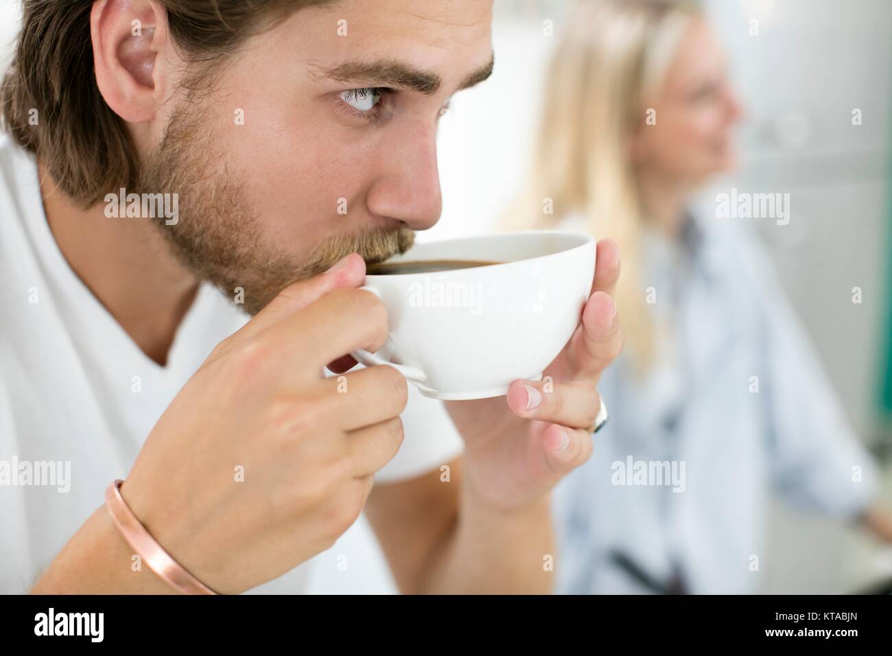 Junger Mann Kaffee Trinken aus dem Becher, aus der Nähe. Stockfoto