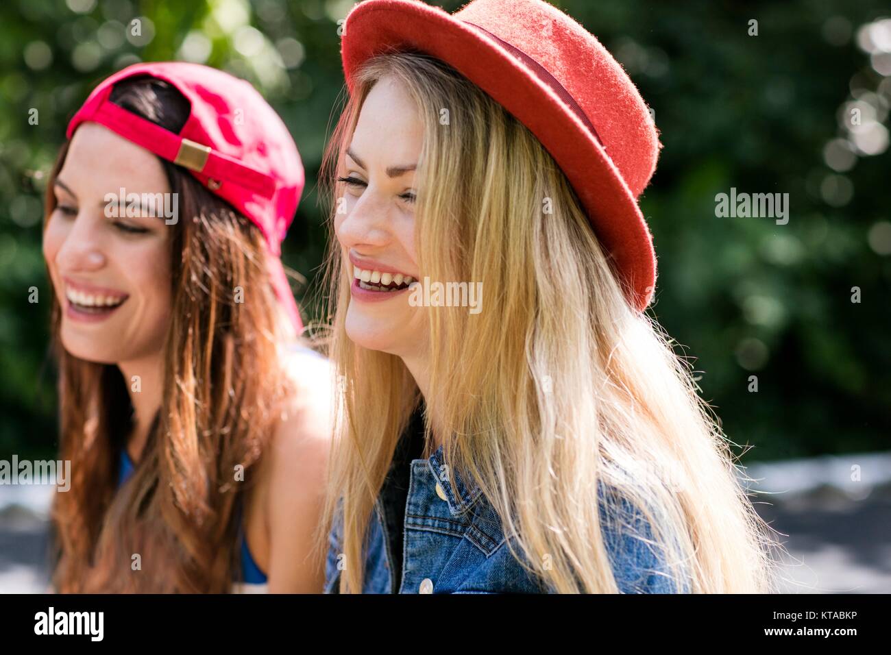 Junge Frauen lachen. Stockfoto