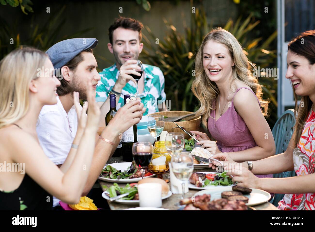 Gruppe von Freunden das Mittagessen im Freien. Stockfoto