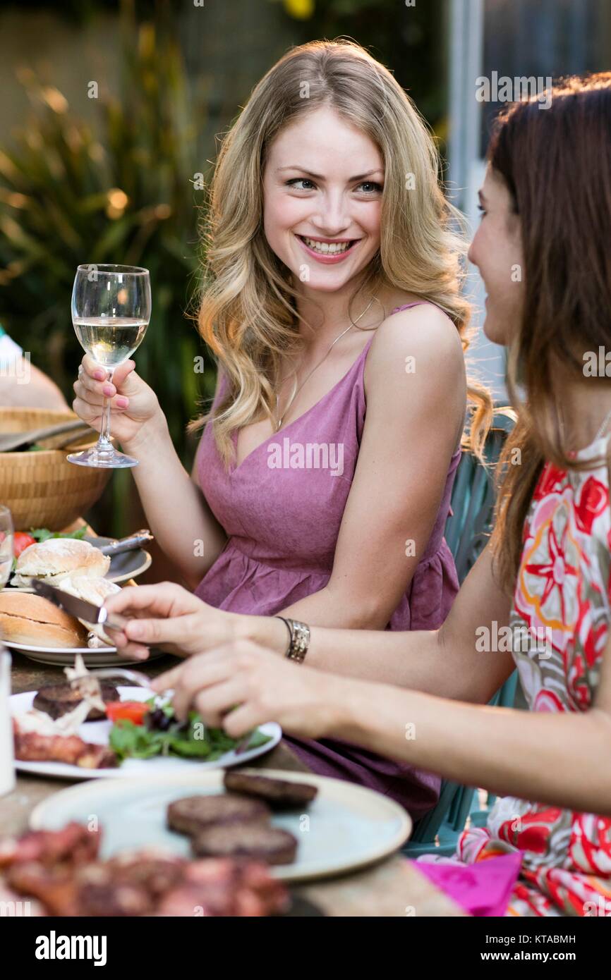 Junge Frau mit Mittagessen im Freien mit Freunden. Stockfoto