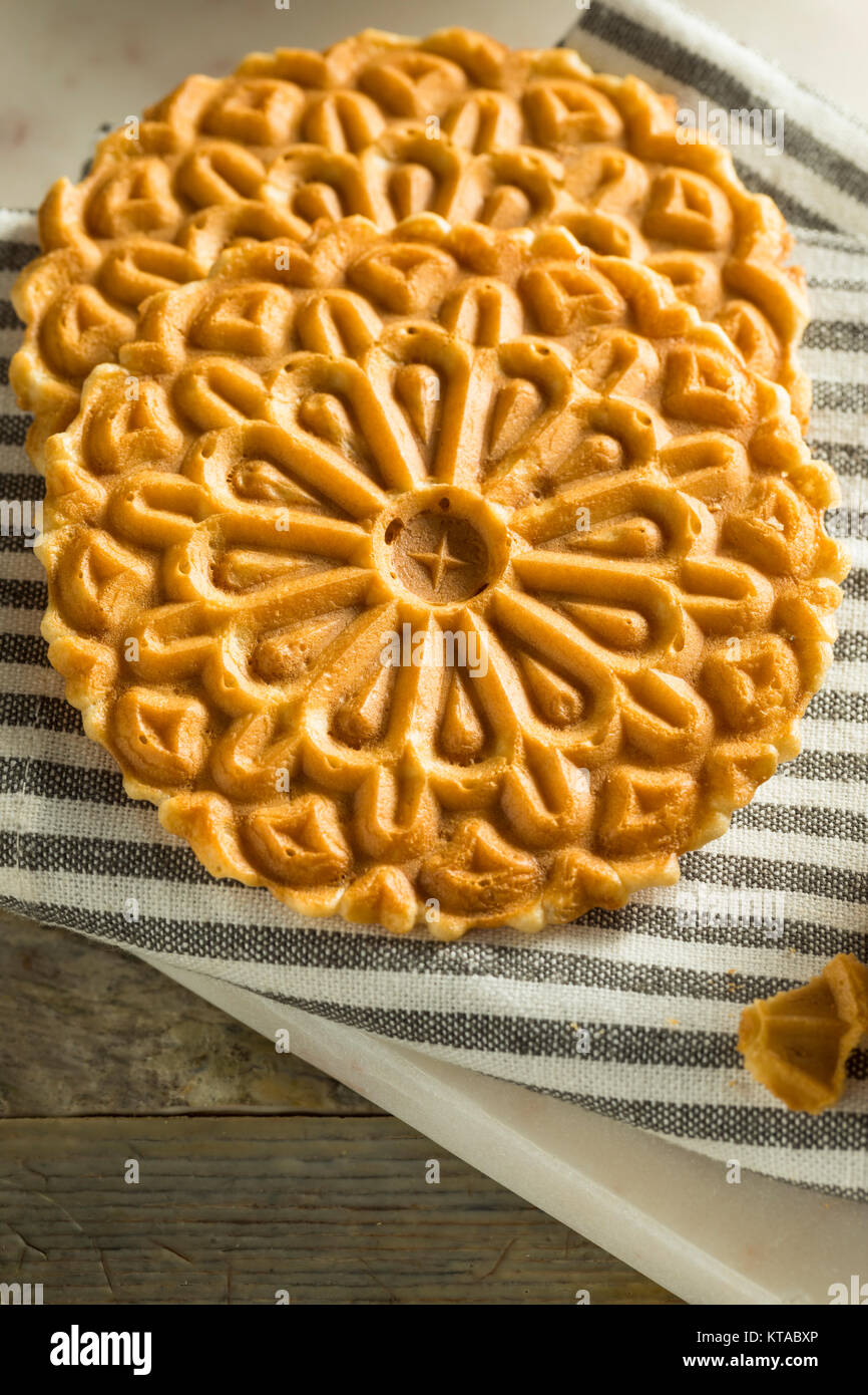Gebackene Hausgemachte knusprige Pizzelles in einem Stapel Stockfoto