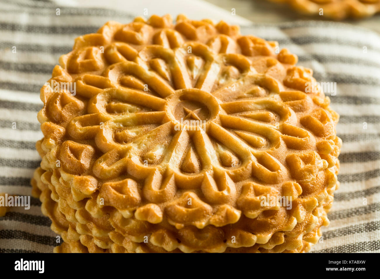 Gebackene Hausgemachte knusprige Pizzelles in einem Stapel Stockfoto