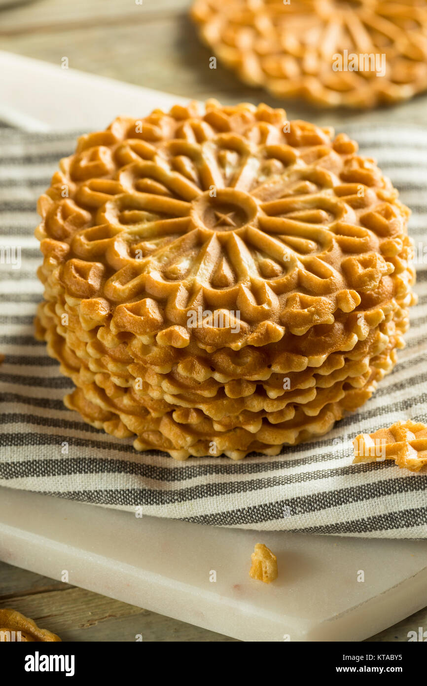 Gebackene Hausgemachte knusprige Pizzelles in einem Stapel Stockfoto