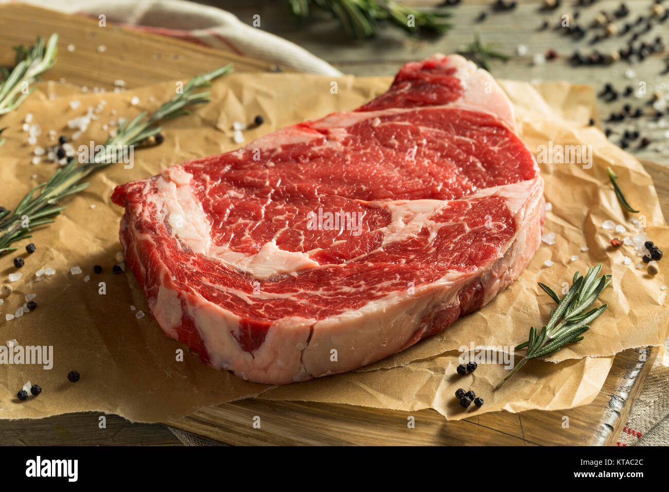 Rohstoff Gras gefüttert ohne Knochen Ribeye Steak fertig zu kochen Stockfoto