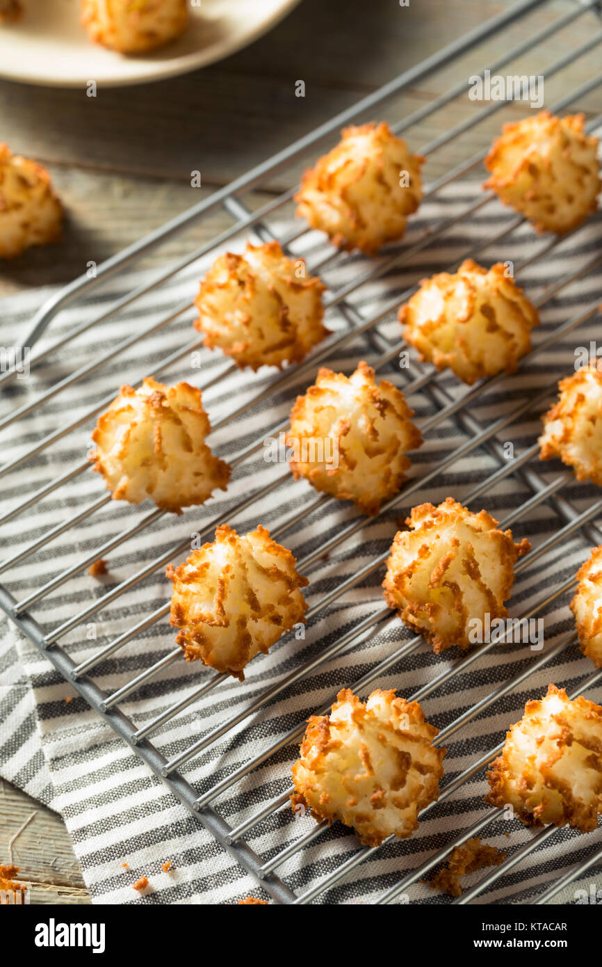 Hausgemachte gebackene Coconut Makronen bereit zu Essen Stockfoto