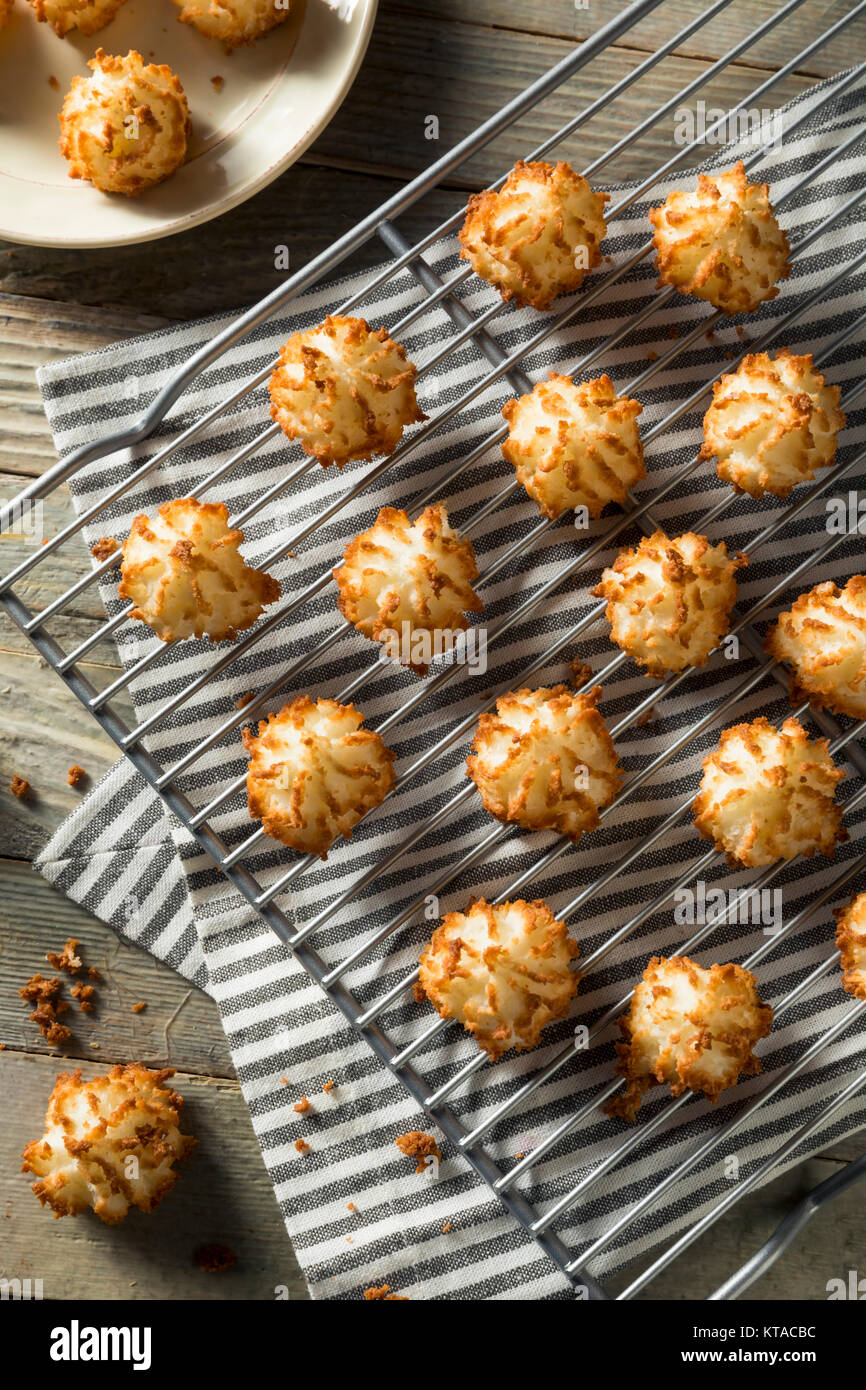 Hausgemachte gebackene Coconut Makronen bereit zu Essen Stockfoto