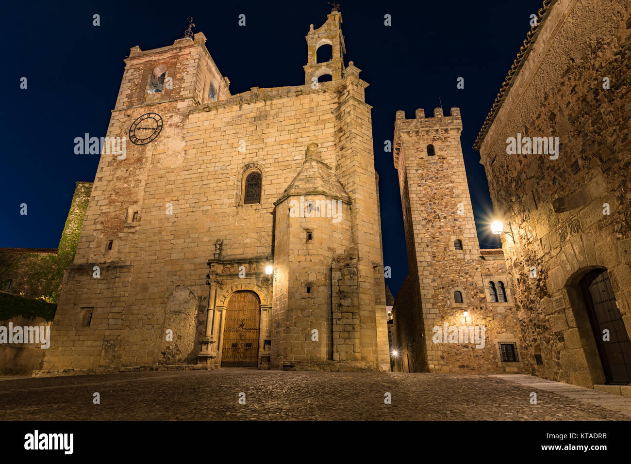 Kirche von San Mateo Pfarrei in Ciudad Monumental, Caceres, Spanien bei Nacht Stockfoto