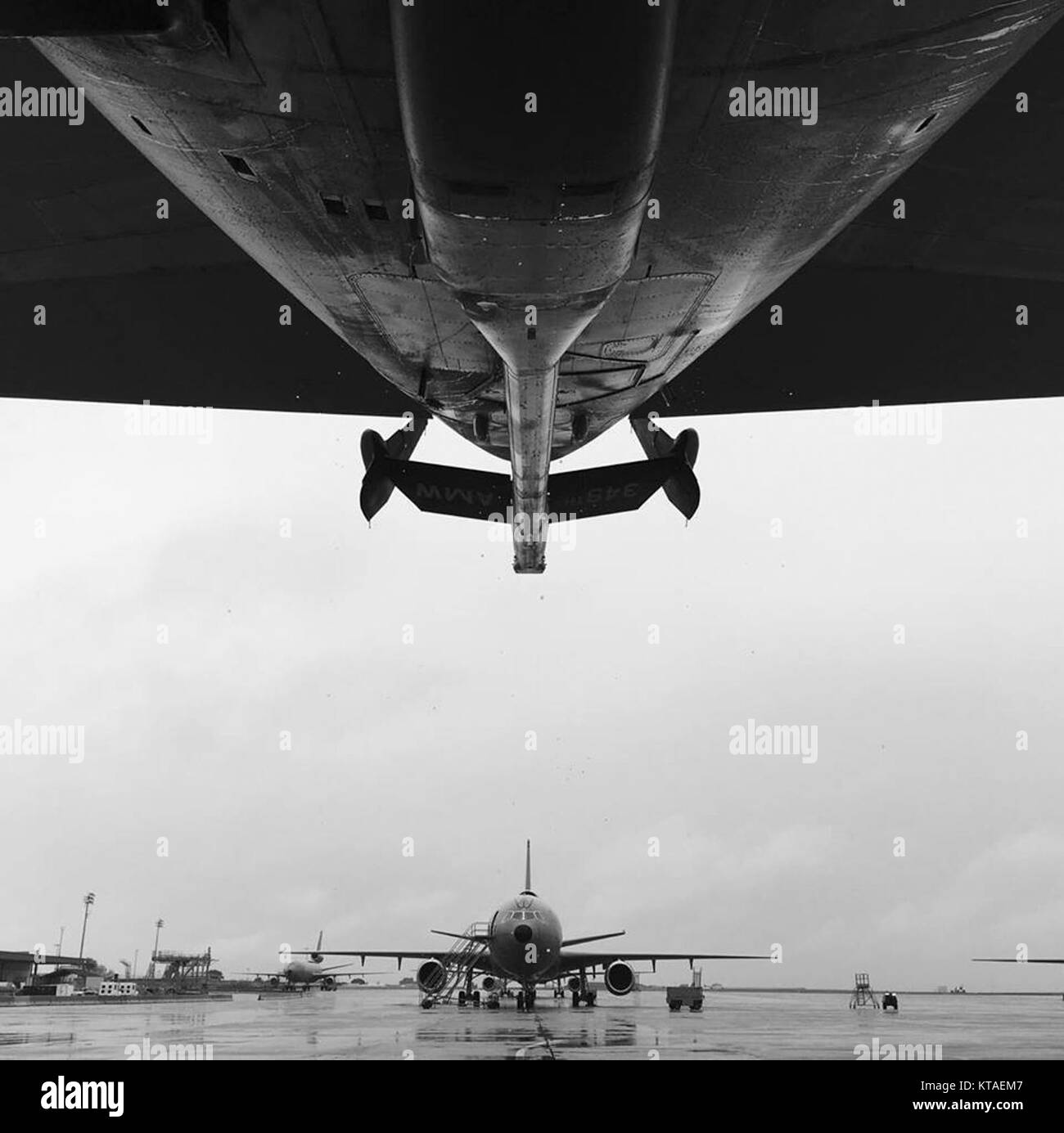 Die KC-10 Extender und ein C-5 M Super Galaxie von Travis Air Force Base, Calif. gehen Sie durch Pre-flight prüft vor einer Praxis mission Dez. 2, 2017. Die KC-10 und C-5 M waren entscheidend in Travis' den letzten Einsätzen in Texas, Mexiko und der Karibik. (U.S. Air Force Stockfoto