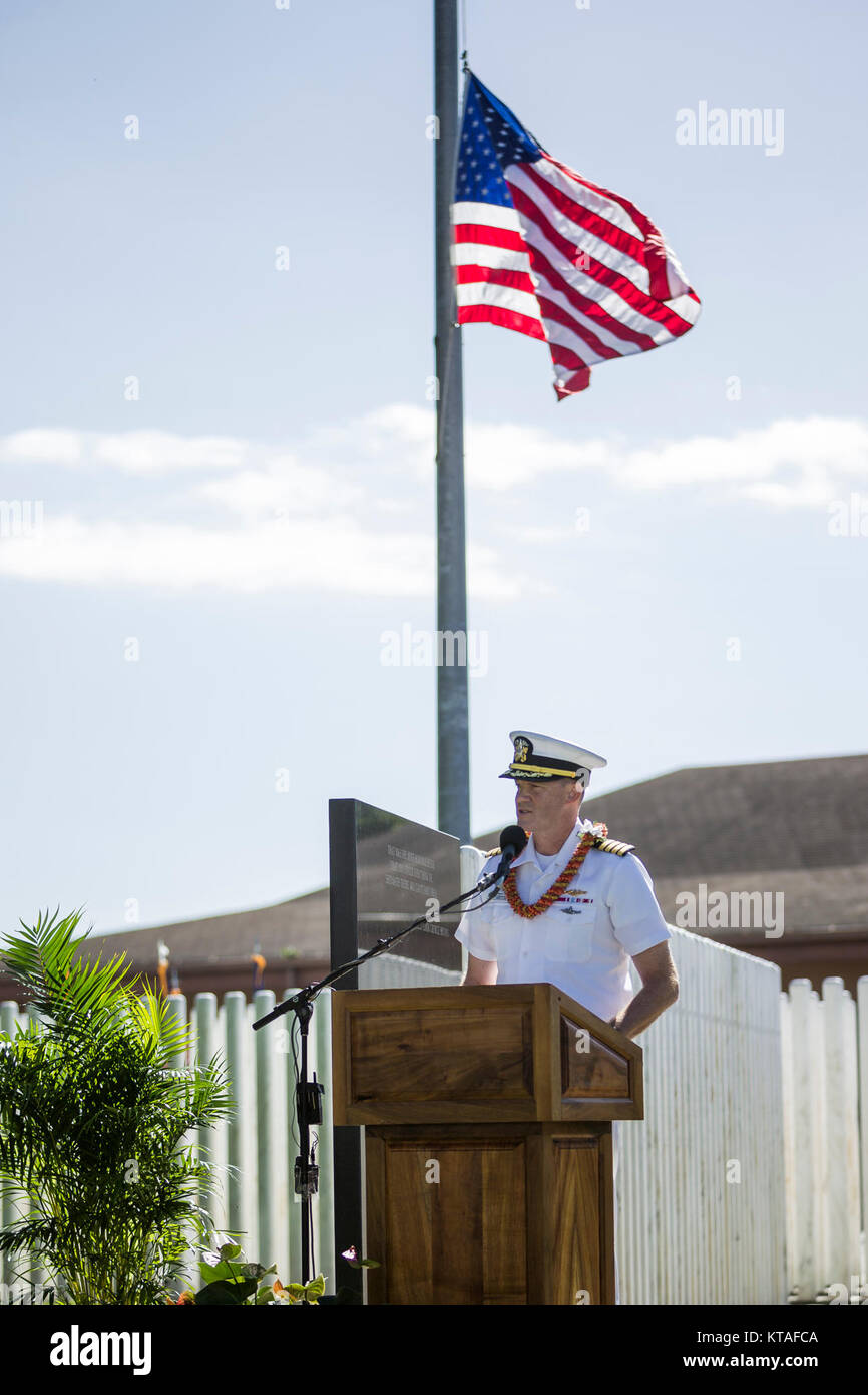 Pearl Harbor Naval Shipyard Commander und Keynote Speaker Kapitän Greg Burton spricht an der 2017 USS Oklahoma Gedenkfeier. Stockfoto