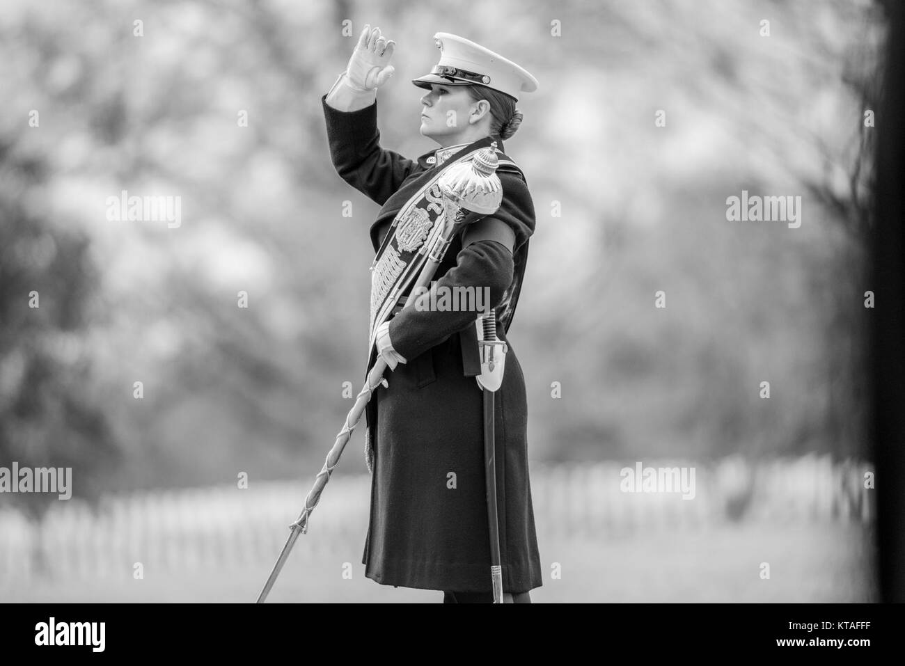 Assistant Tambourmajor Gunnery Sgt. Stacie Crowther führt die United States Marine Band", "der Präsident selbst "während der vollen Ehren Begräbnis des US Marine Corps Pvt. Archie Newell in Abschnitt 60 von Arlington National Cemetery, Arlington, Va., Nov. 8, 2017. Mit der Firma C, zweiter Tank Battalion, 2nd Marine Division in 1943 zugewiesen, Newell starb, als seine Abteilung versucht, die kleine Insel Betio im Tarawa Atolls aus der Japanischen zu sichern. Obwohl die Schlacht mehrere Tage dauerte, Newell starb am ersten Tag der Schlacht, Nov. 20, 1943. Zunächst wird nach dem Ende von Kampfhandlungen auf Tarawa, US-mem Stockfoto